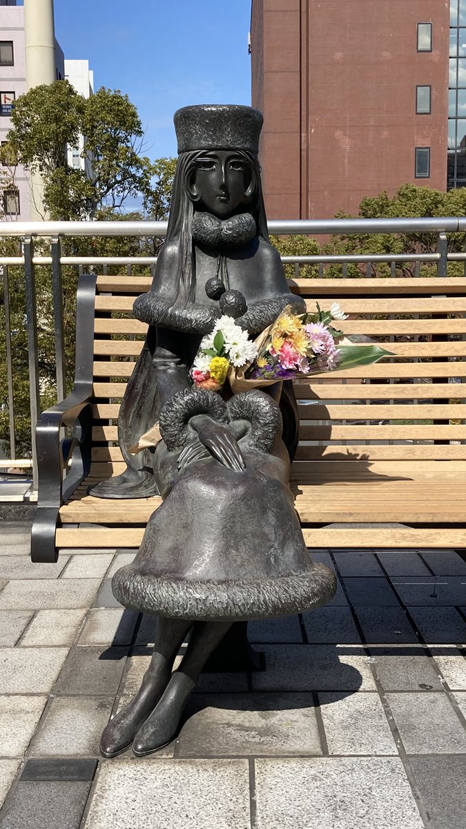 小倉駅前のメーテル像