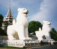 ミャンマーの獅子像