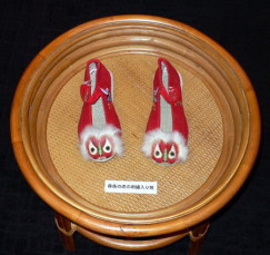 彝族の虎の刺繍入り靴
