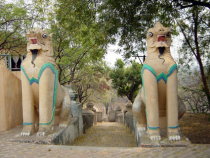 スージーパン僧院の獅子像